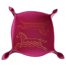 SALES AND RELAUNCHES HERMÈS Pink