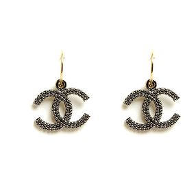Brincos Chanel Dark Silver Maxi CC em argolas douradas. Dourado