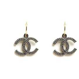 Chanel-Chanel Dunkelsilber Maxi CC auf goldenen Creolen Ohrringen mit Steckern-Golden