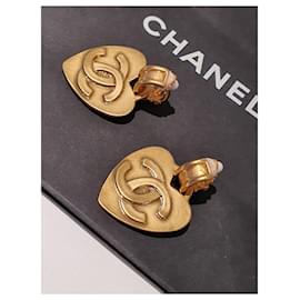 Chanel-Brincos de coração Chanel 1995 em metal dourado-Dourado