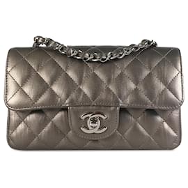 Chanel-Graue Chanel Mini-Umhängetasche aus klassischem Kalbsleder mit Überschlag und rechteckiger Kante -Metallisch