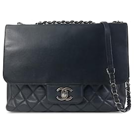Chanel-Große schwarze Umhängetasche „All About Flap“ von Chanel in Caviar -Schwarz