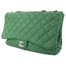 Chanel-Piel de cordero clásica Jumbo Chanel verde 3 Bolso de hombro con solapa y compartimento-Verde
