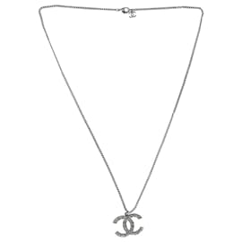 Chanel-Collar con colgante CC adornado de Chanel en metal plateado-Plata,Metálico
