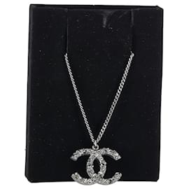 Chanel-Collana con pendente CC impreziosito Chanel in metallo argentato-Argento,Metallico