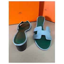 Hermès-Sandales Hermès Oasis avec talon emblématique de la Maison en chèvre velours, bordure coupée vive vert bleu clair-Vert,Bleu clair