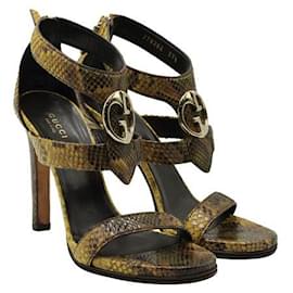 Gucci-Dunkelgelbe Gucci-Sandalen mit hohem Absatz und Schlangenmuster-Gelb