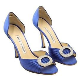 Manolo Blahnik-Manolo Blahnik Saltos de cetim azul royal com enfeites de cristal-Azul