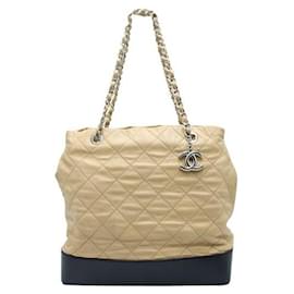 Chanel-Bolsa Chanel marrom claro e preta acolchoada com ferragens prateadas-Marrom