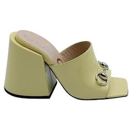 Gucci-Mules Gucci in pelle verniciata giallo pastello con dettaglio morsetto-Altro