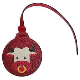 Moynat-Amuleto de bolsa de couro Moynat com touro-Vermelho