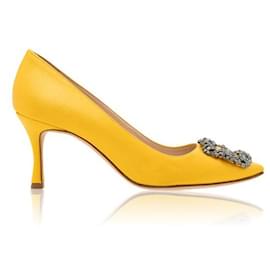 Manolo Blahnik-Zapatos de tacón Hangisi con hebilla joya de satén amarillo-Amarillo