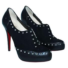 Christian Louboutin-Tacones de gamuza con tachuelas de gamuza negra de Christian Louboutin-Negro