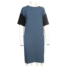 Autre Marque-ZEITGENÖSSISCHES DESIGNER-Blaues Kleid mit schwarzen Ärmeln-Blau
