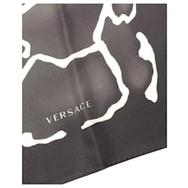 Versace-Lenço quadrado estampado em preto e branco-Preto