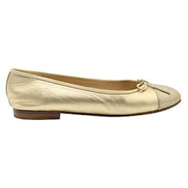 Chanel-Sapatilhas de couro com relevo de arraia dourada com biqueira-Dourado