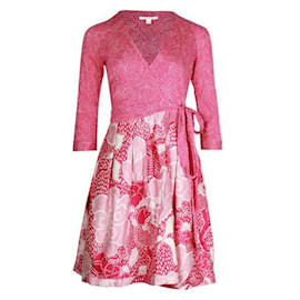 Diane Von Furstenberg-Wickelkleid in Fuchsia mit Juwelenmuster-Pink
