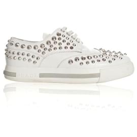 Prada-PRADA Sneaker Wingtip con borchie metalliche-Bianco
