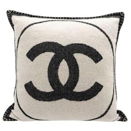 Chanel-Coussin en laine Chanel CC-Noir