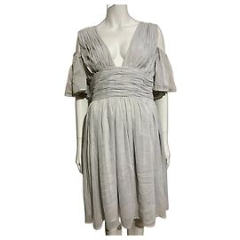 French Connection Hellgraues Chiffonkleid mit freien Schultern Grau