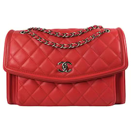 Chanel-Solapa geométrica grande de piel de cordero roja Chanel-Roja