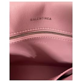 Balenciaga-Balenciaga Bolso de hombro pequeño Downtown con correas de cadena en cuero rosa-Rosa