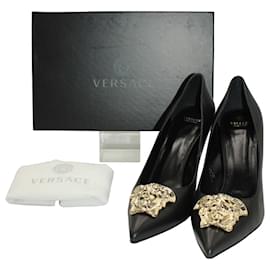 Versace-Versace Pumps mit Medusa-Kopf und spitzer Zehenpartie aus schwarzem Leder-Schwarz