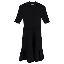Sandro Strickkleid mit gewelltem Besatz aus schwarzer Viskose Schwarz