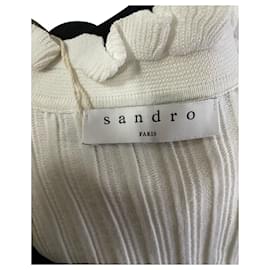 Sandro-Dieses Kleid zeichnet sich durch ein zweifarbiges, strukturiertes Strickdesign aus, das optisch interessant ist und eine einzigartige Ästhetik bietet.-Weiß