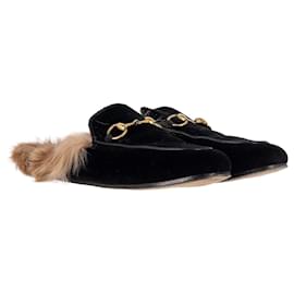 Gucci-Pantuflas con forro de piel de oveja y detalle de caballo Gucci Princetown en terciopelo negro-Negro