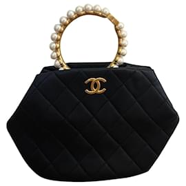 Chanel-CHANEL Mestieri d'arte 2021 Pochette esagonale con manico perlato in pelle nera-Nero