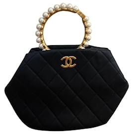 Chanel-CHANEL Métiers d'Art 2021 Clutch hexagonal con mango de perlas en cuero negro-Negro