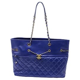 Chanel-Bolso tote grande con cordón y cremallera frontal Chanel en piel de becerro acolchada azul Cuero-Azul