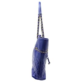 Chanel-Grand sac cabas Chanel avec cordon de serrage et fermeture éclair sur le devant en cuir de veau matelassé bleu Cuir-Bleu