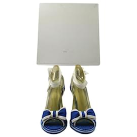 Marc Jacobs-Marc Jacobs Bow Wedge Sandalen aus blauem Canvas-Blau