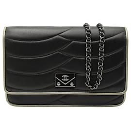 Chanel-Mini borsa quadrata Chanel Pagoda con patta in pelle trapuntata smerlata bianca e nera-Nero