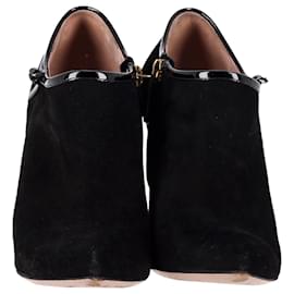 Gucci-Gucci Beverly Stiefel mit spitzer Zehenpartie und Schleifenbesatz aus schwarzem Wildleder-Schwarz