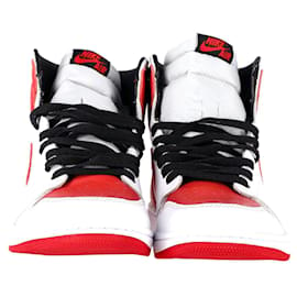 Nike-Nike Air Jordan 1 Baskets montantes rétro en blanc/Cuir Rouge Université-Rouge