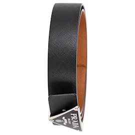 Prada-Cintura Prada con fibbia logo in pelle Saffiano nera-Nero
