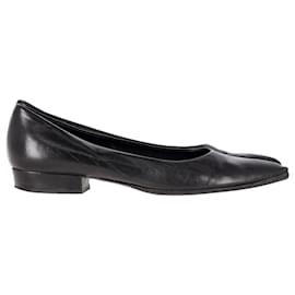 Prada-Zapatos de tacón bajo con punta en punta Prada en cuero negro-Negro