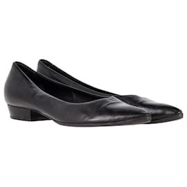 Prada-Zapatos de tacón bajo con punta en punta Prada en cuero negro-Negro