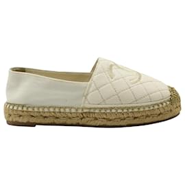 Chanel-Mocasines alpargatas con logo CC entrelazado de Chanel en lona blanca-Blanco