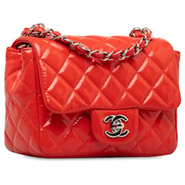 Chanel-Rote Chanel Mini-Umhängetasche aus Lackleder, klassisch, quadratisch, mit einer Klappe-Rot