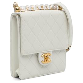 Chanel-Bolsa Chanel branca pequena chique com aba de pérolas-Branco