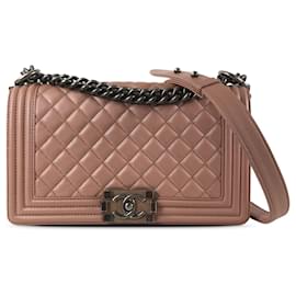 Chanel-Bolsa Chanel média em pele de cordeiro rosa com aba crossbody-Rosa