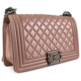 Chanel-Bolsa Chanel média em pele de cordeiro rosa com aba crossbody-Rosa