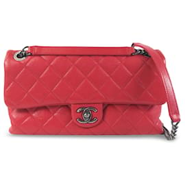 Chanel-Bolsa de ombro Chanel CC vermelha acolchoada em pele de cordeiro com aba única-Vermelho