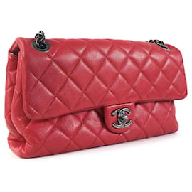 Chanel-Bolsa de ombro Chanel CC vermelha acolchoada em pele de cordeiro com aba única-Vermelho