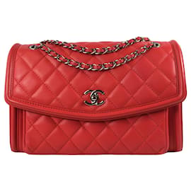 Chanel-Bolsa grande Chanel vermelha em pele de cordeiro com aba geométrica-Vermelho