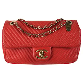 Chanel-Chanel vermelho médio enrugado couro de bezerro acolchoado Chevron medalhão charme bolsa de ombro com aba surpique-Vermelho